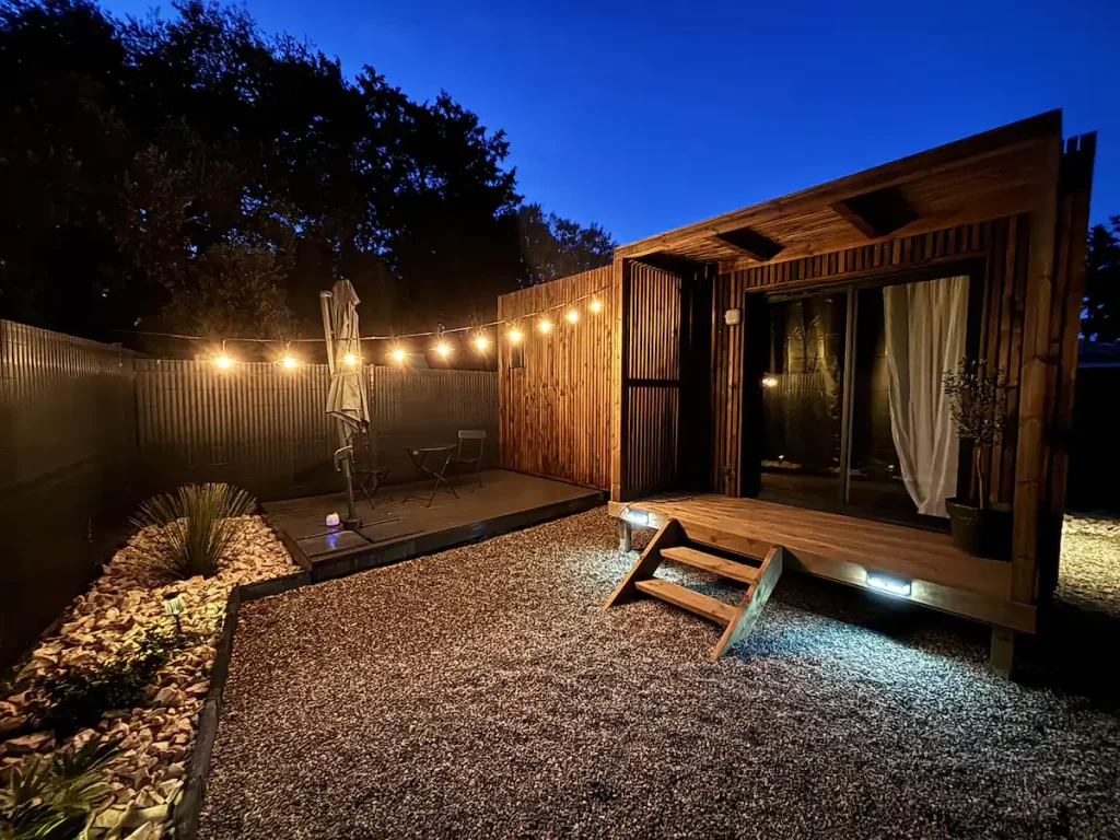 La tiny house illuminée à la tombée de la nuit