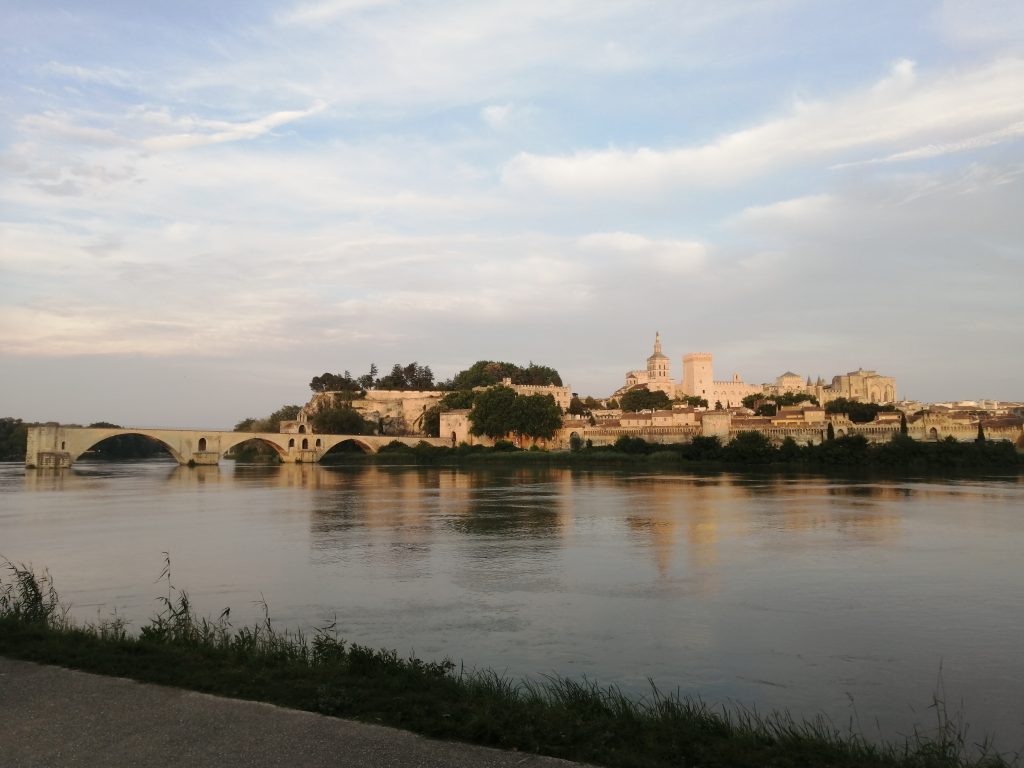 Le pont d'Avignon et le Palais des Papes au bord du Rhône